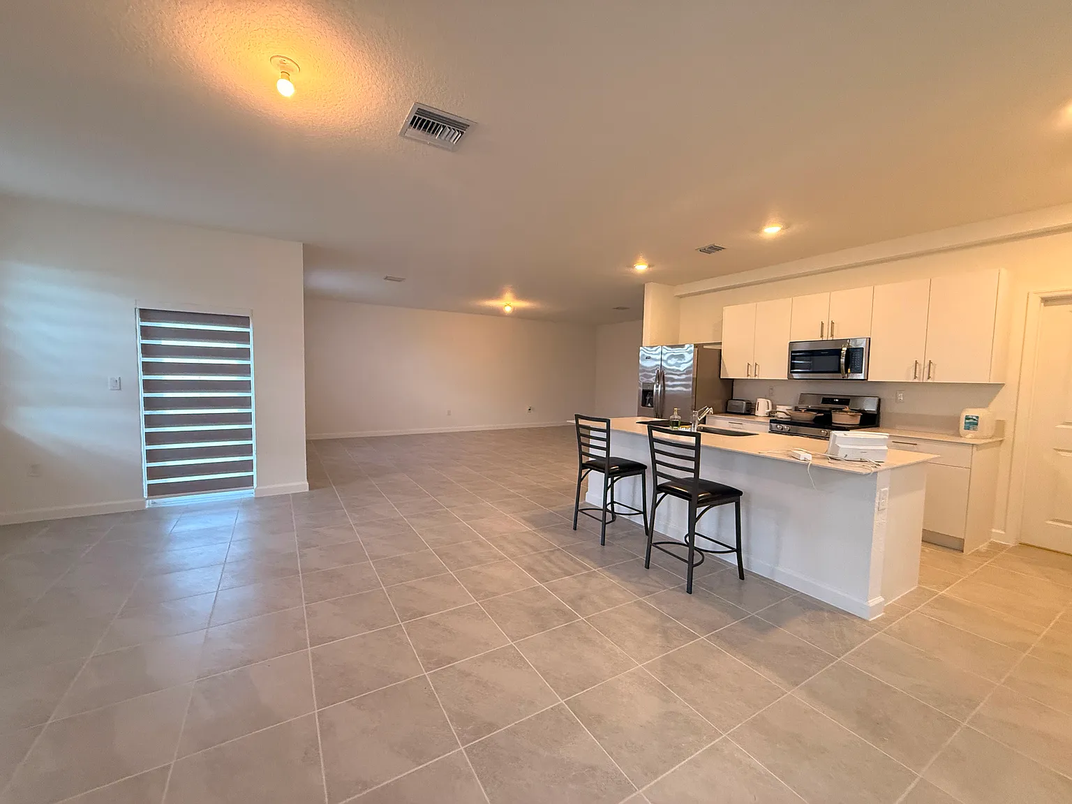 3 bed, 2.5 bath, 2954 sqft, $3,400 — Photo 3