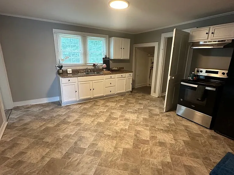1900 E Ozark Ave — Photo 20