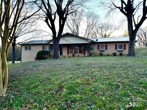 2467 Birchdale Dr, Lenoir, NC 28645