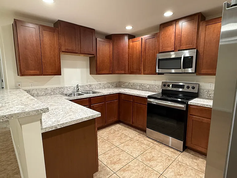 806 Oak St #14 — Photo 4