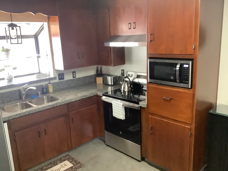 453 Leslie Ave — Photo 3