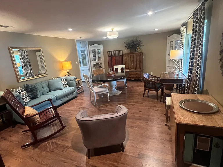 2418 Oak Dr — Photo 6