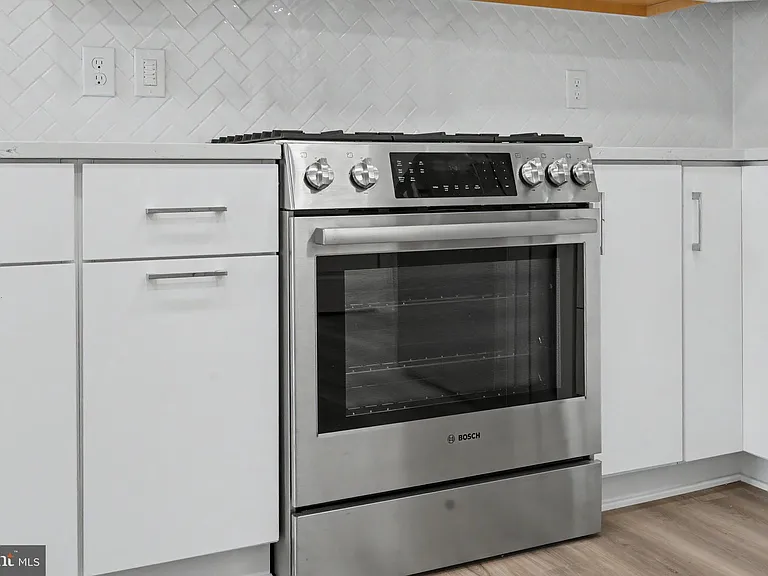 701 N Henry St #206 — Photo 30
