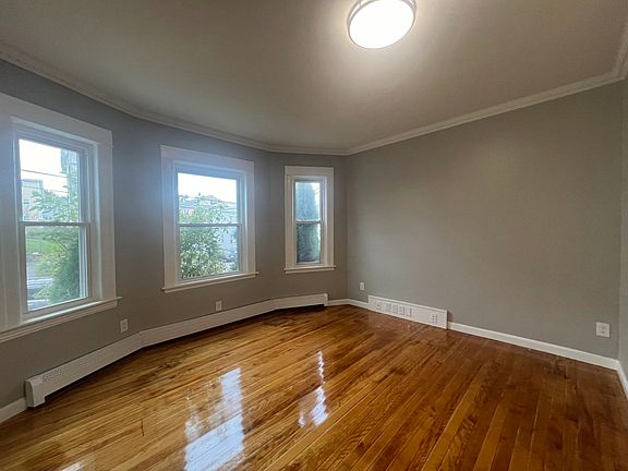 4th image of 9 1/2 Bourne St