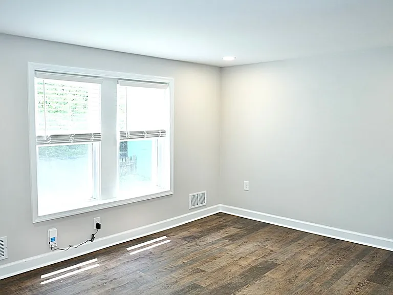 406 Hedge St — Photo 8