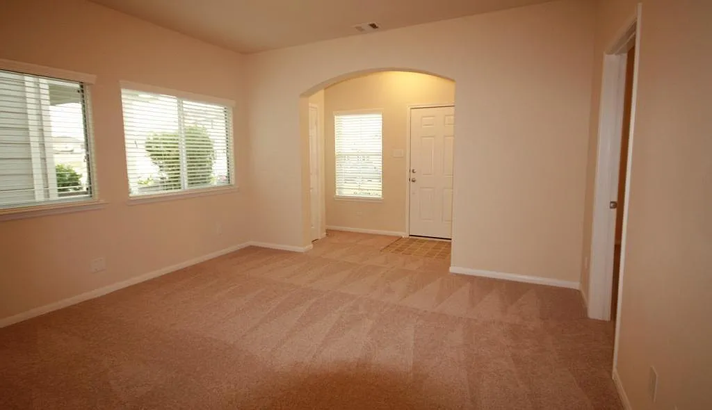 4 bed, 3.0 bath, 1554 sqft, $2,000 — Photo 4