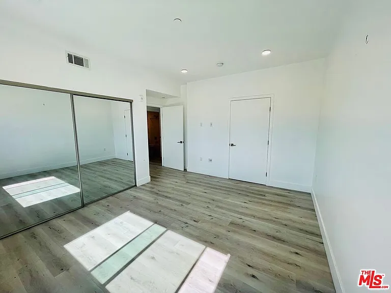 14612 Calvert St #404 — Photo 15