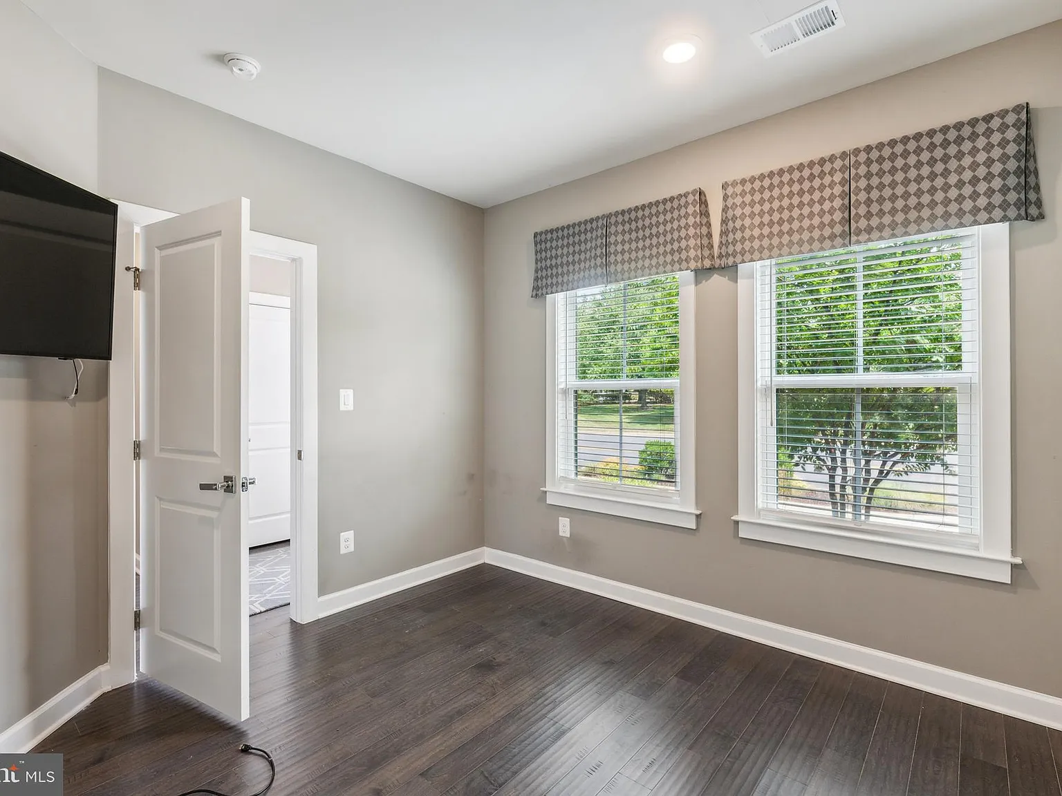 3 bed, 4.5 bath, 2500 sqft, $4,250 — Photo 4