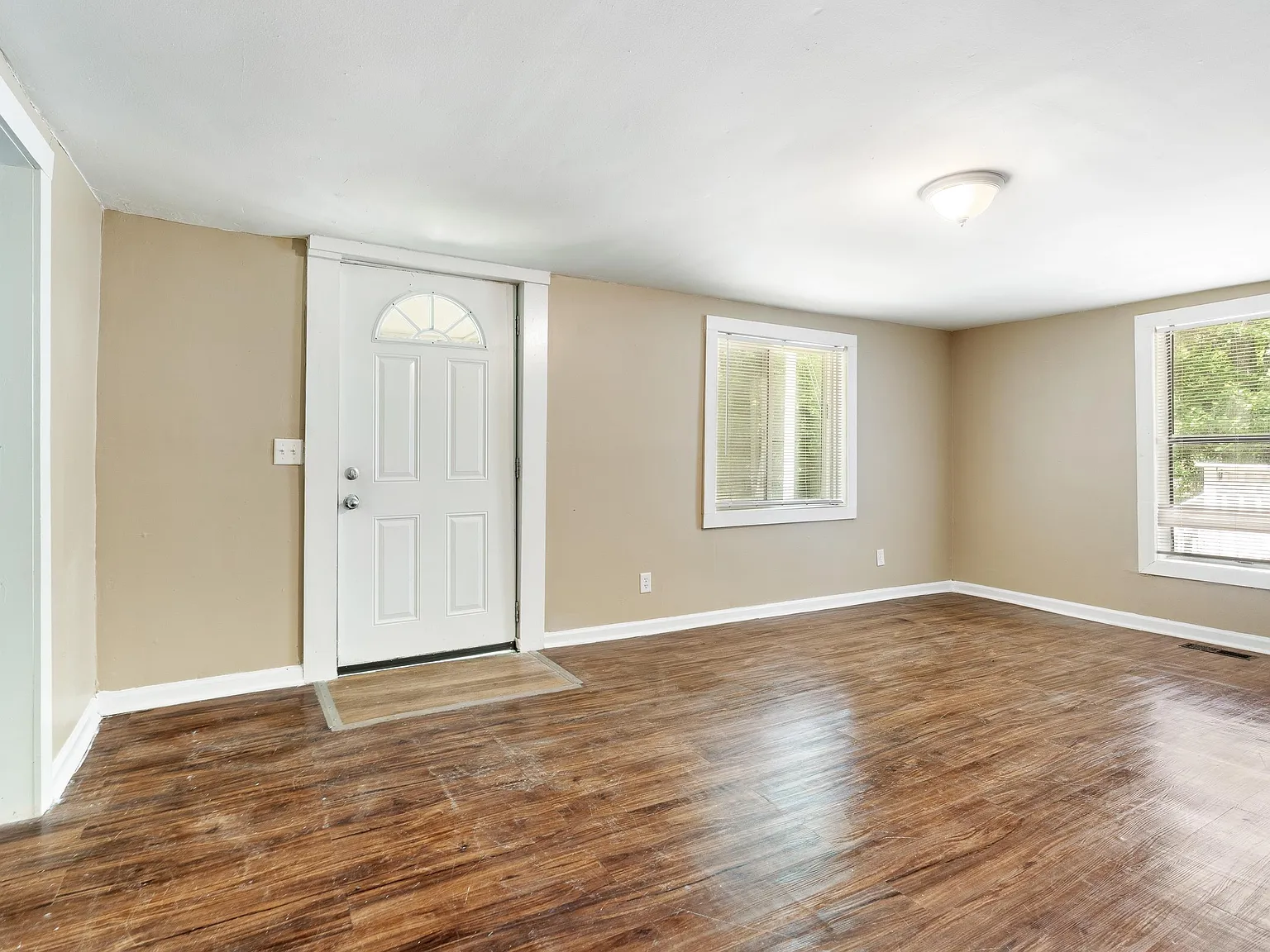 3 bed, 2.0 bath, 1032 sqft, $1,300 — Photo 4