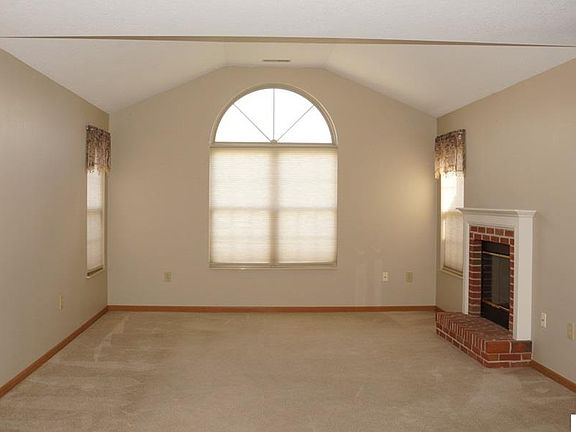 3rd image of 72 Woodberry Dr