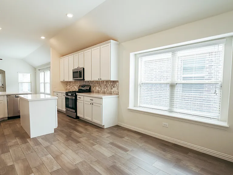 816 Blackhawk Dr — Photo 4