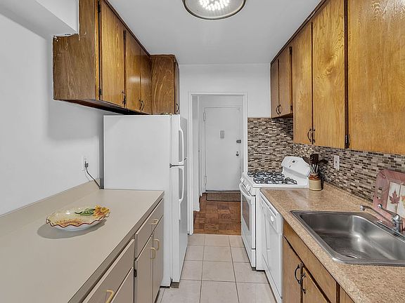 3rd image of 1874 Pelham Pkwy S APT 6J