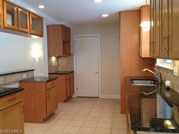 4th image of 1048 Oakview Dr
