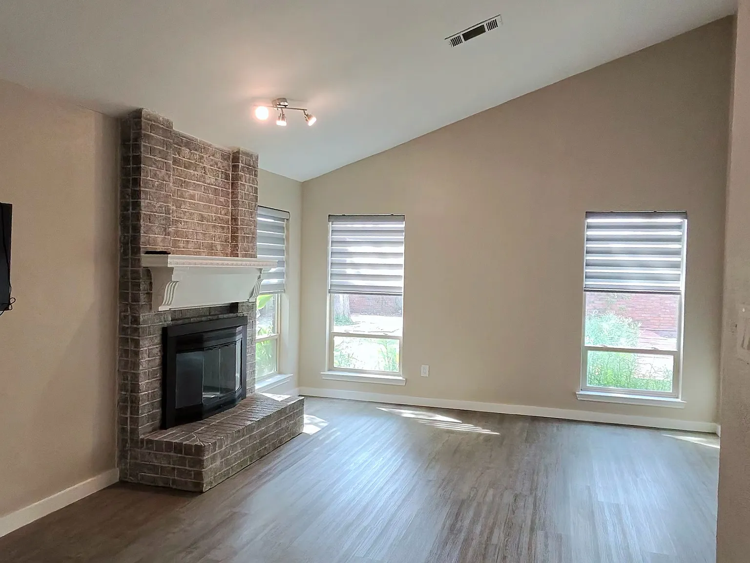2 bed, 1165 sqft, $2,100 — Photo 4