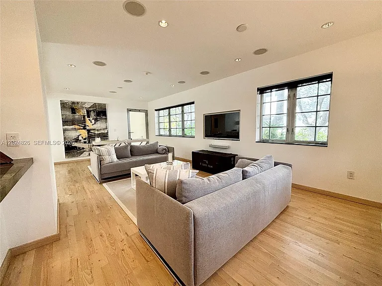 1520 Michigan Ave #1 — Photo 3