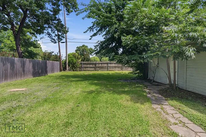 2635 E 8th St — Photo 31