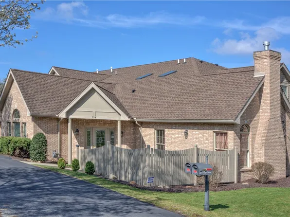 204 Village Green Dr, Canonsburg, PA 15317