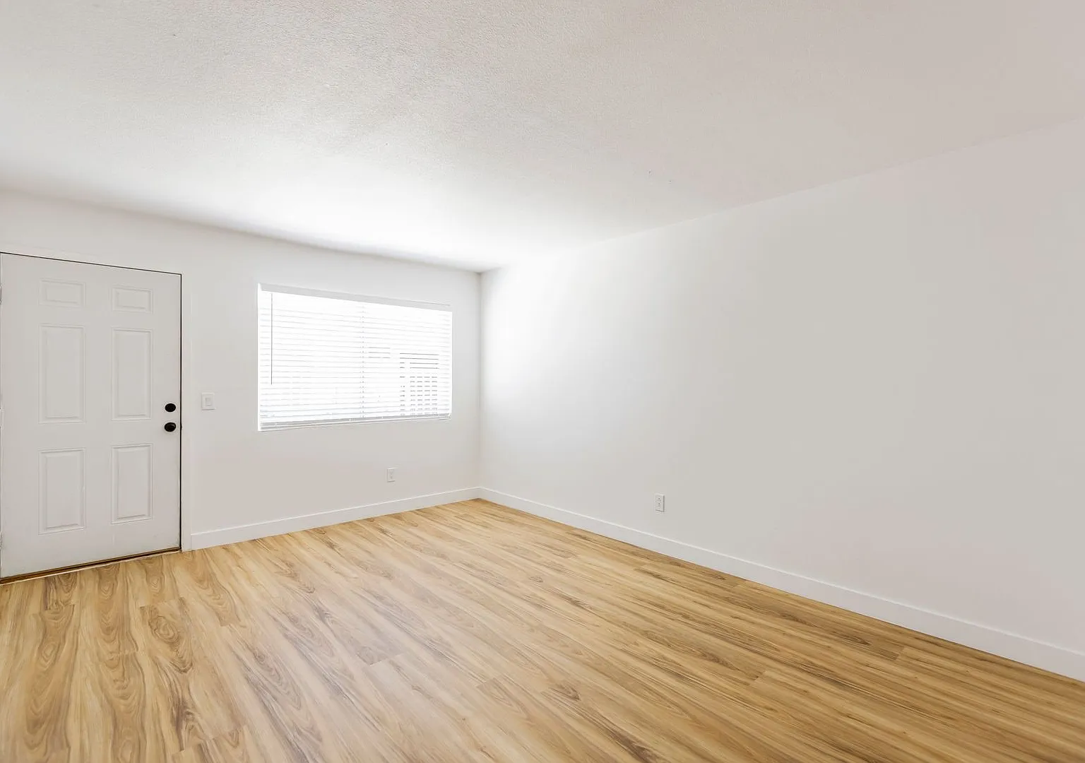 241 W Philadelphia Avenue — Photo 3