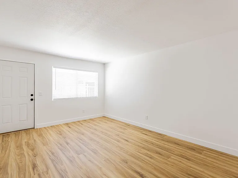 241 W Philadelphia Ave — Photo 3