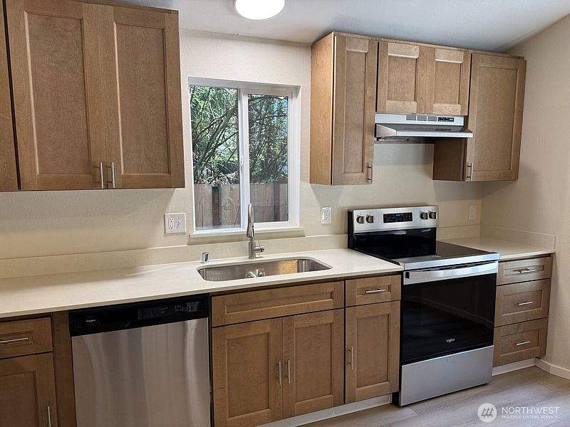5th image of 17122 Heather Ln SE Street