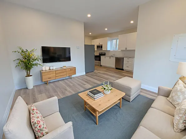 70 Scott St W #3, Saint Catharines, ON L2R 1C9