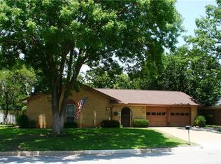 440 Plainview Dr, Hurst, TX 76054