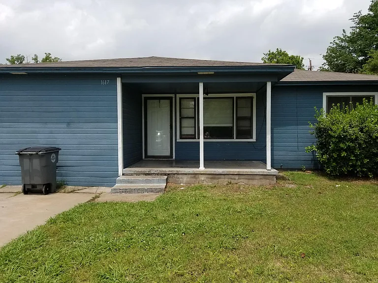 1617 NW Lincoln Ave — Photo 1