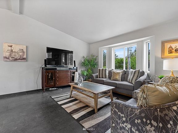 Vaulted ceilings and Tile flooring >