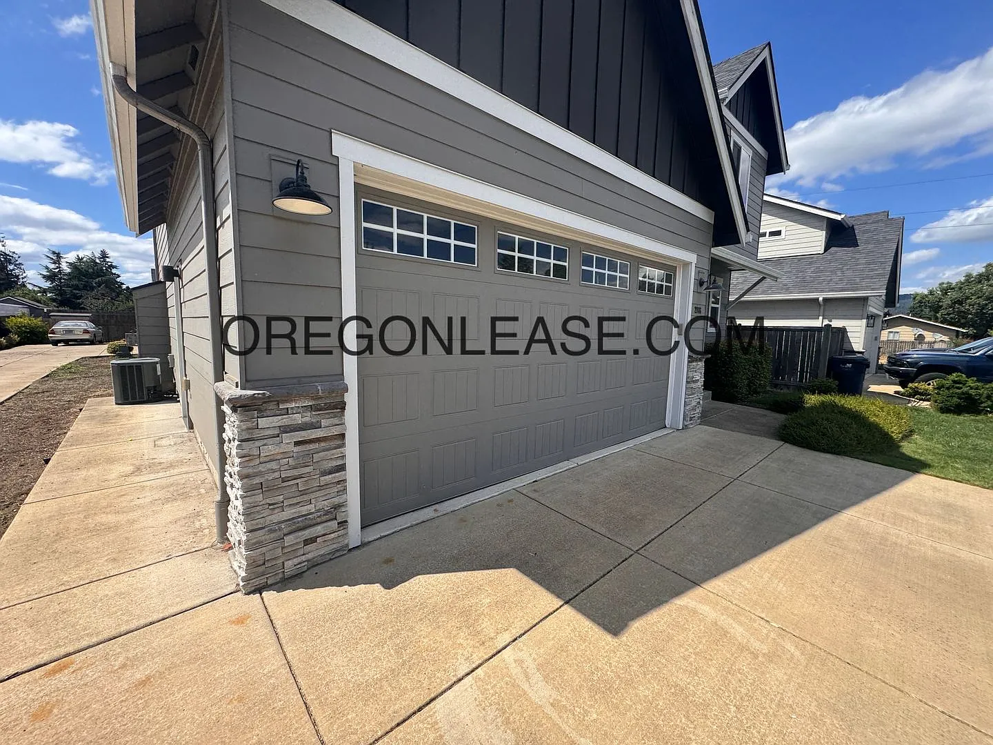 Modern 4-Bedroom Springfield Home with Custom Finishes & Fenced Yard — Photo 2