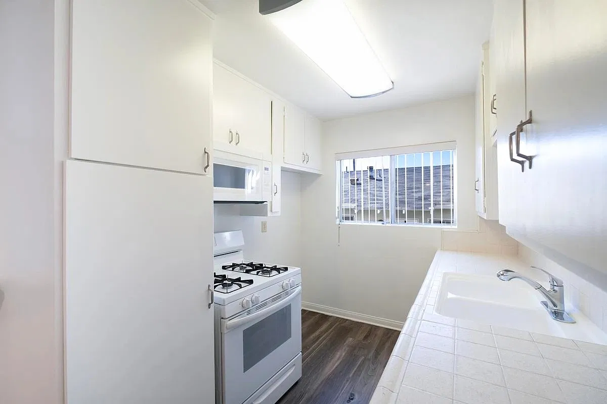 715 E Providencia Ave — Photo 3