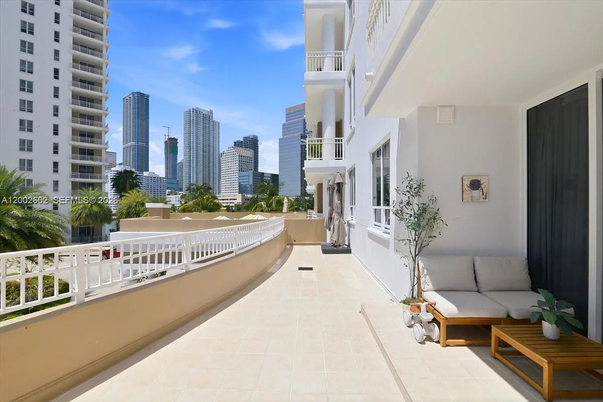 Courts Brickell Key Condo — Photo 1