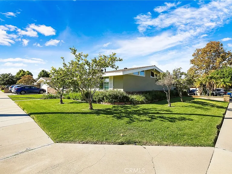 526 N Emerald Dr — Photo 2