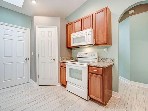 5th image of 461 Moray Pl