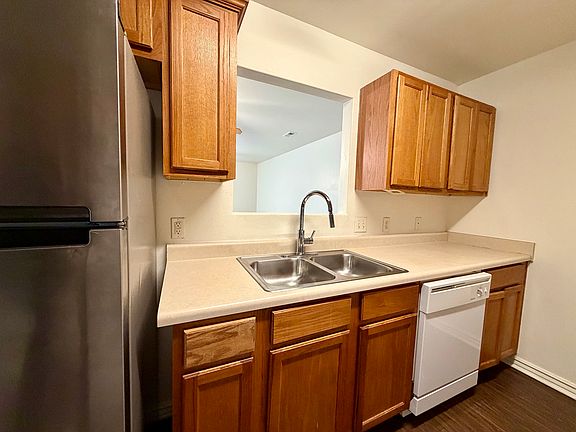 4th image of 297 Graystone Cir #1
