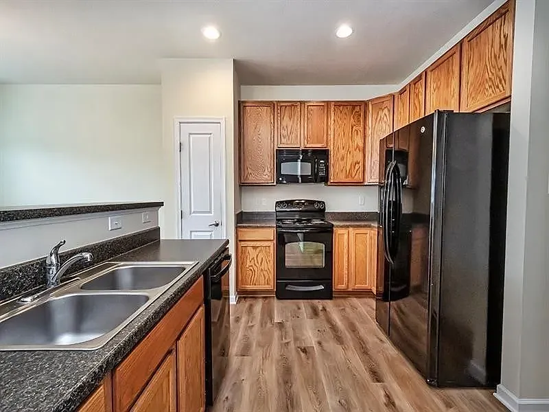 3 bed, 3.5 bath, 1918 sqft, $2,700 — Photo 2