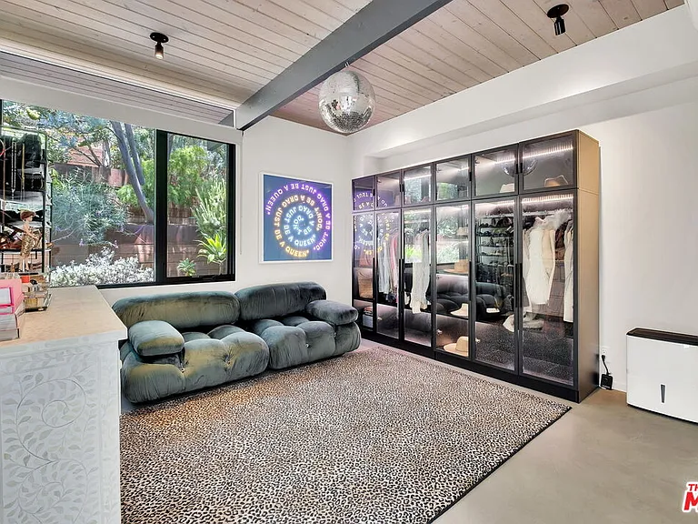 8967 Wonderland Park Ave — Photo 26