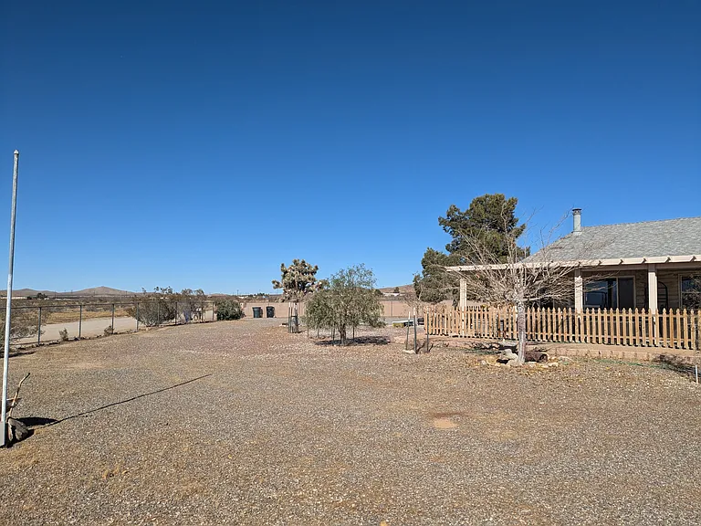 20445 Weimar Ave — Photo 28