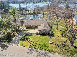 4611 Ravinewood Dr, Commerce Township, MI 48382