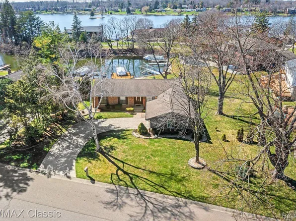 4611 Ravinewood Dr, Commerce Township, MI 48382