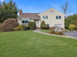 9 Rupert Pl, Melville, NY 11747