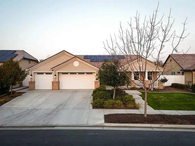 2624 Oakley St — Photo 1