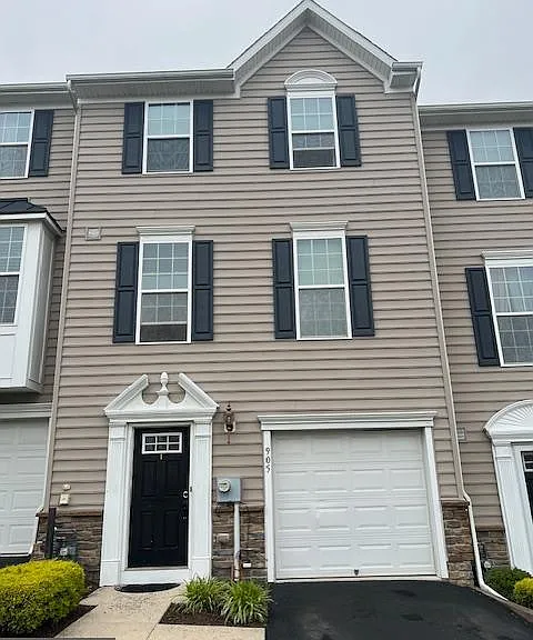 905 Susan Cir — Photo 1