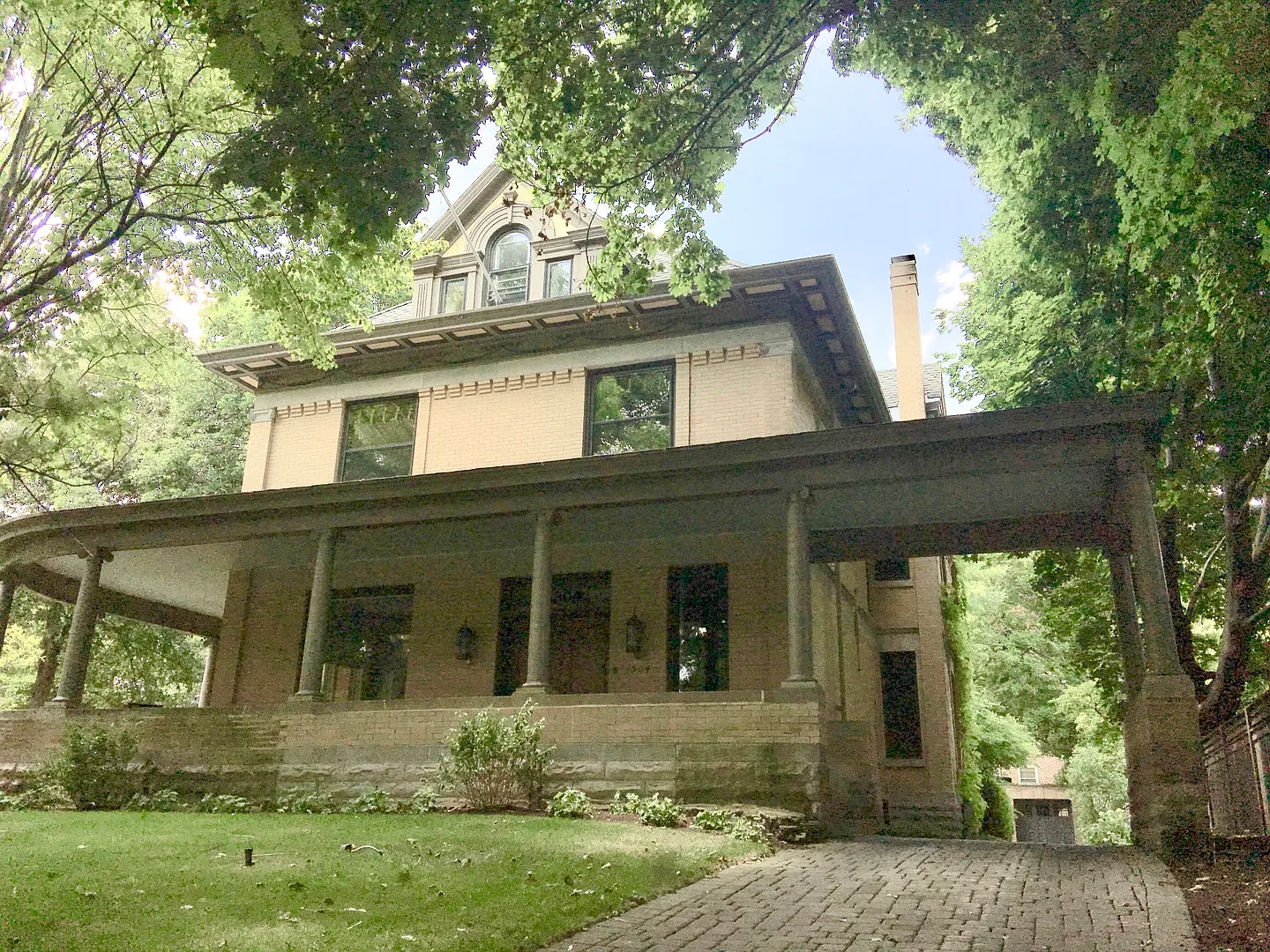 1304 Forest Ave photo 1