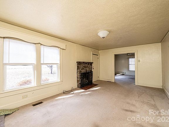 3rd image of 615 Laurel St NE
