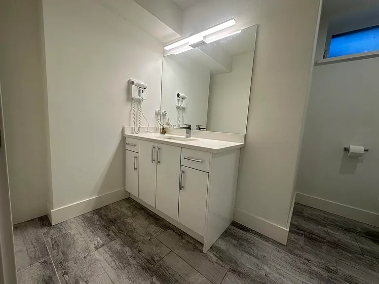 1525 King George Blvd — Photo 6