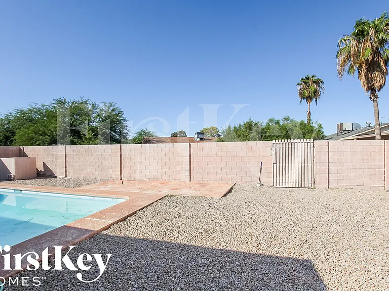 2324 E Paradise Dr — Photo 15