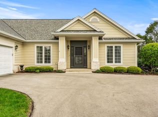 W233N3095 Oakmont Ct W #B, Pewaukee, WI 53072