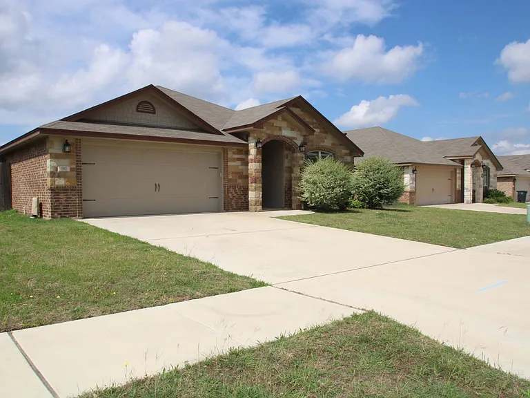 902 Clanton Cv — Photo 2