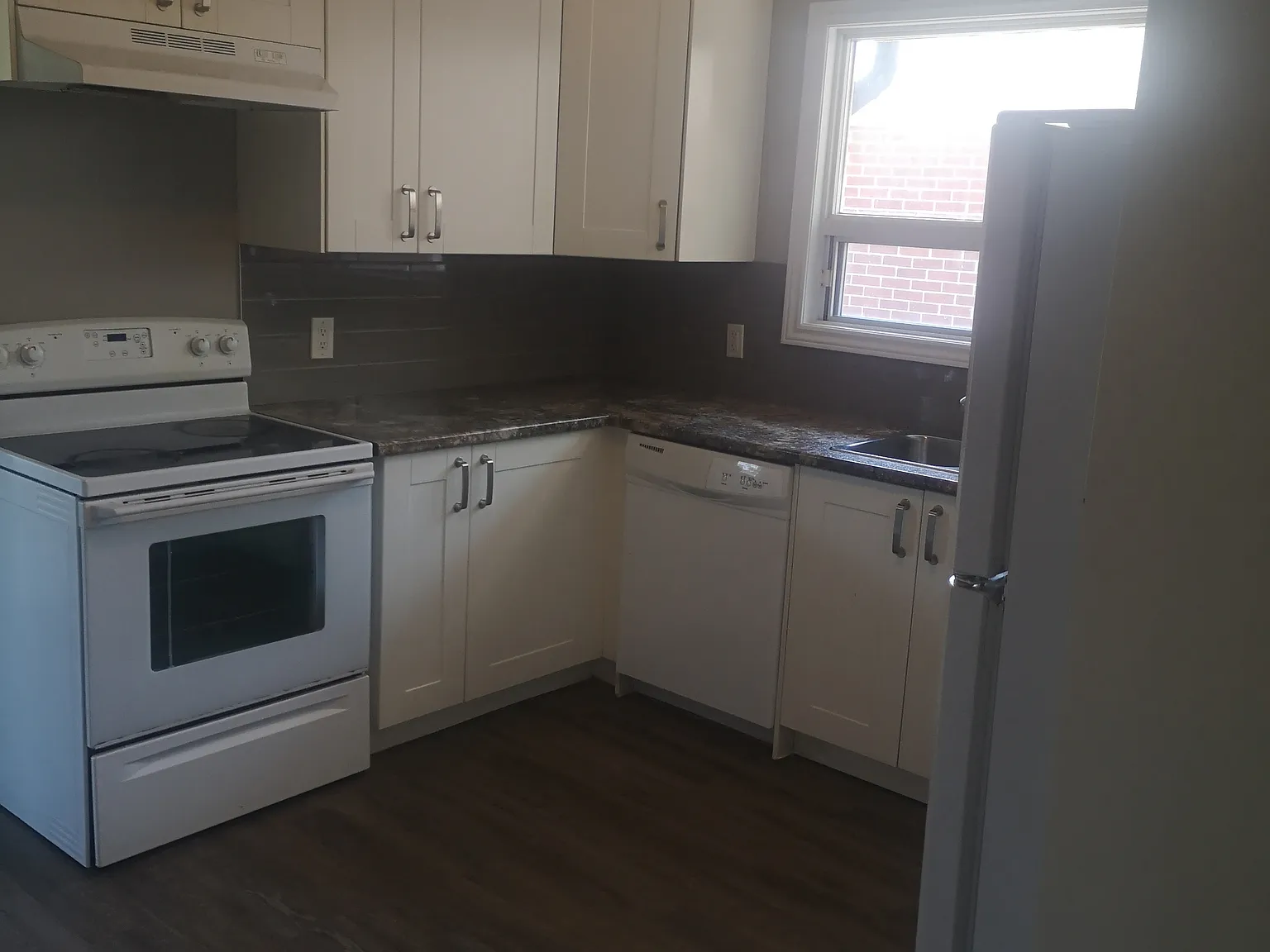 3 Bedroom Main Floor Minutes From Limeridge Mall — Photo 3