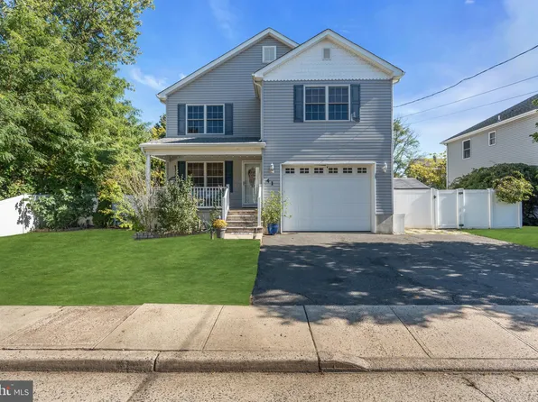41 Manchester Ave, Keyport, NJ 07735